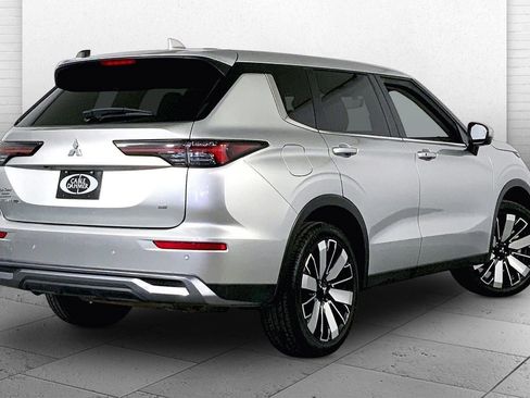 Used 2025 Mitsubishi Outlander SE image 13
