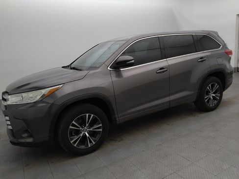 Used 2017 Toyota Highlander LE image 2