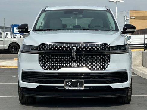 New 2026 Lincoln Navigator Premiere AWD/4WD image 8