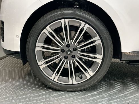 New 2025 Land Rover Range Rover SE image 3