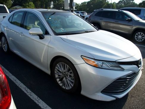 Used 2018 Toyota Camry XLE FWD image 12