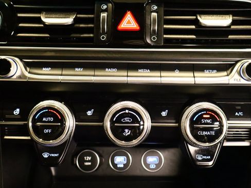 Used 2023 Genesis G70 2.0T image 24