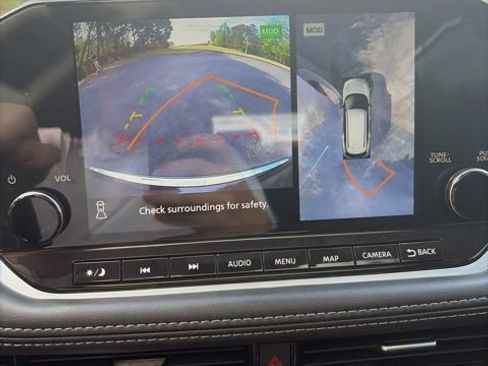 Used 2023 Nissan Rogue SL w/ SL Premium Package image 18