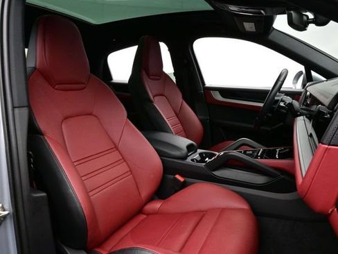 Certified 2025 Porsche Cayenne Coupe AWD/4WD image 18