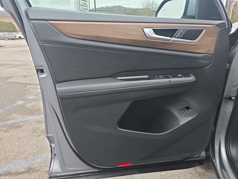 Used 2025 Volkswagen Atlas SE image 18