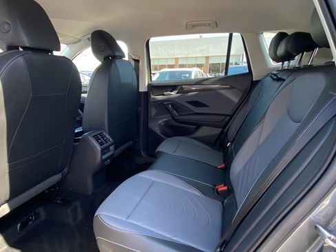 Used 2025 Volkswagen Tiguan SE AWD/4WD image 17