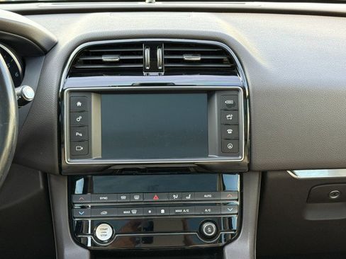 Used 2018 Jaguar F-PACE Prestige image 36