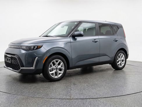 Used 2025 Kia Soul LX w/ LX Technology Package FWD image 3