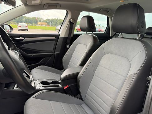 Used 2025 Volkswagen Jetta SE FWD image 16