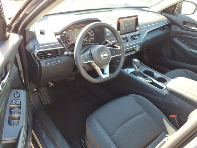 Used 2025 Nissan Altima 2.5 SV FWD image 16