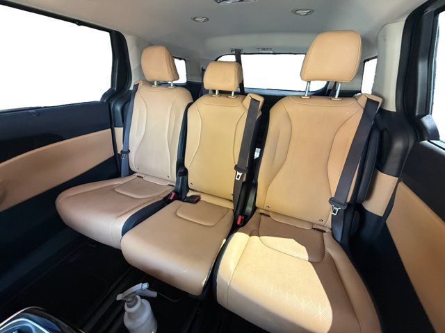 Used 2024 Kia Carnival EX FWD image 11