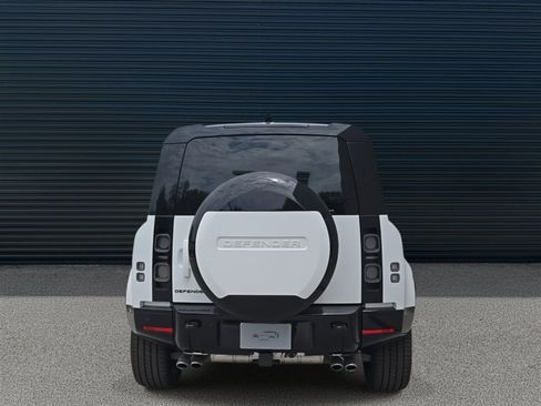 New 2025 Land Rover Defender 110 V8 image 4