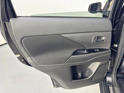 Used 2017 Mitsubishi Outlander SE image 37