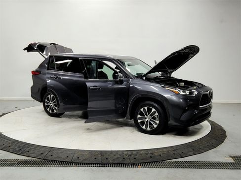Used 2020 Toyota Highlander XLE image 9
