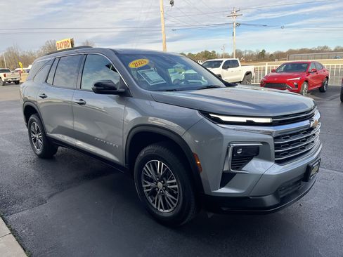 Used 2025 Chevrolet Traverse LT image 6