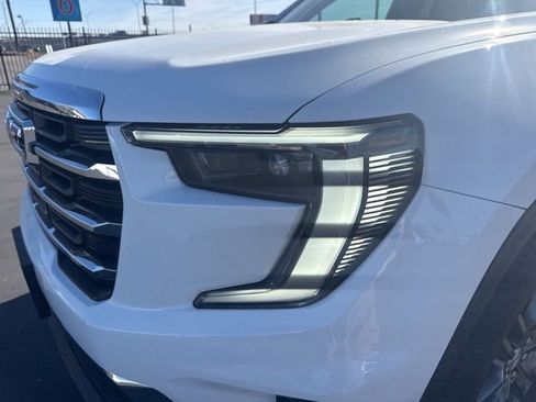 Used 2025 GMC Acadia Elevation image 24