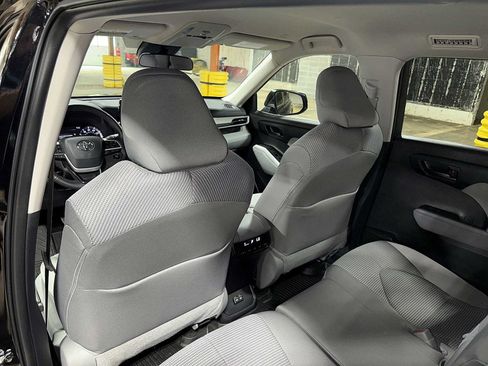 Used 2024 Toyota Highlander LE FWD image 28