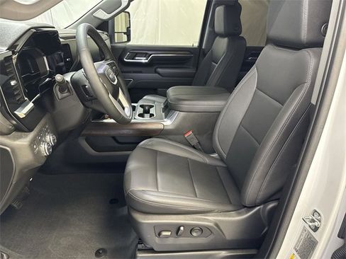 Used 2024 GMC Sierra 2500 SLT w/ SLT Premium Package image 10