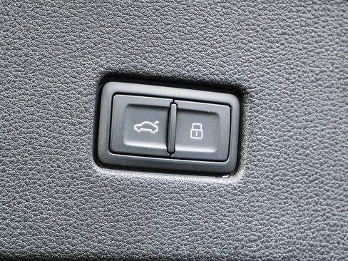 Used 2023 Audi Q8 Premium Plus image 30