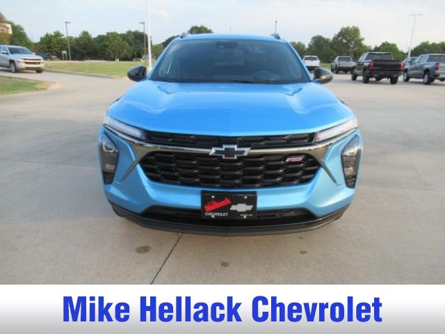 Used 2026 Chevrolet Trax RS FWD image 2
