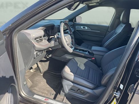 Used 2025 Ford Explorer ST-Line w/ ST-Line Street Pack AWD/4WD image 10