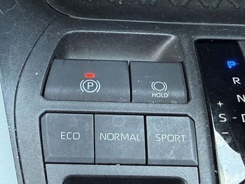 Used 2020 Toyota RAV4 XLE w/ Convenience Package FWD image 21