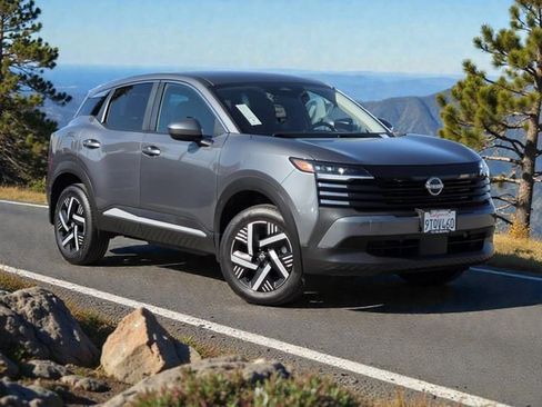 Used 2025 Nissan Kicks SV image 2