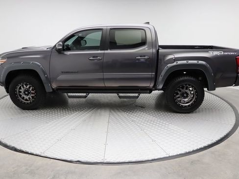 Used 2017 Toyota Tacoma TRD Sport image 12