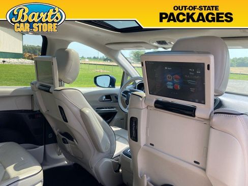 Used 2020 Chrysler Pacifica Limited w/ Advanced Safetytec Group FWD image 17