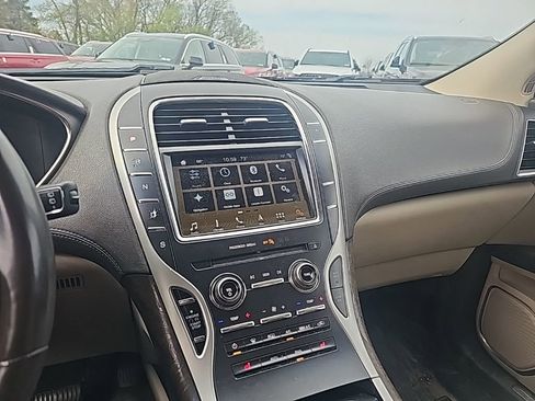 Used 2019 Lincoln Nautilus Select image 12