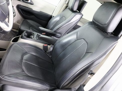 Used 2019 Chrysler Pacifica Limited image 10