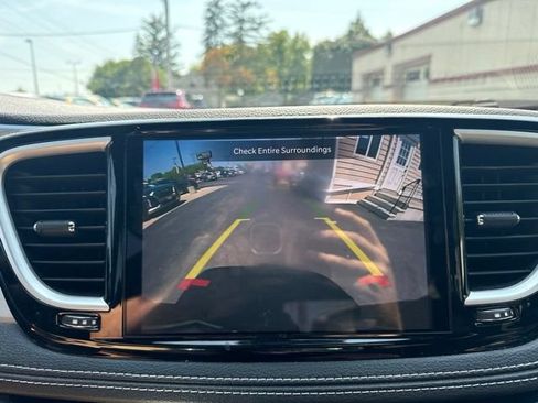 Used 2021 Chrysler Pacifica Touring w/ S Appearance Package FWD image 33