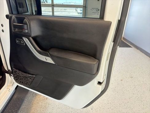 Used 2017 Jeep Wrangler Sahara image 29