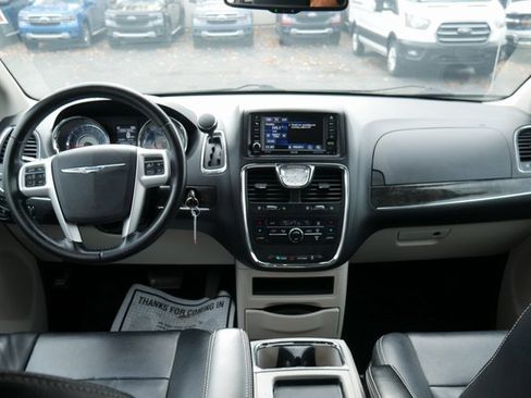 Used 2015 Chrysler Town & Country Touring image 5