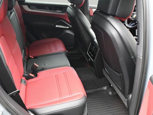 Certified 2025 Porsche Cayenne E-Hybrid AWD/4WD image 9
