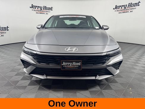 Used 2025 Hyundai Elantra SE FWD image 4