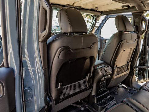 Used 2025 Jeep Wrangler Unlimited Rubicon image 33