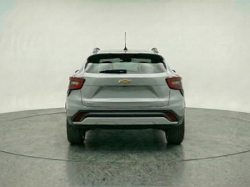 Used 2025 Chevrolet Trax LT w/ LT Convenience Package image 7