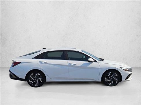 Used 2024 Hyundai Elantra Limited FWD image 4