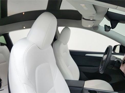 Used 2024 Tesla Model Y 2WD image 21