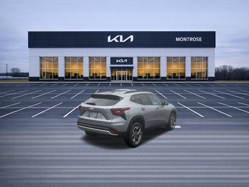 Used 2025 Chevrolet Trax LT w/ Driver Confidence Package FWD image 6