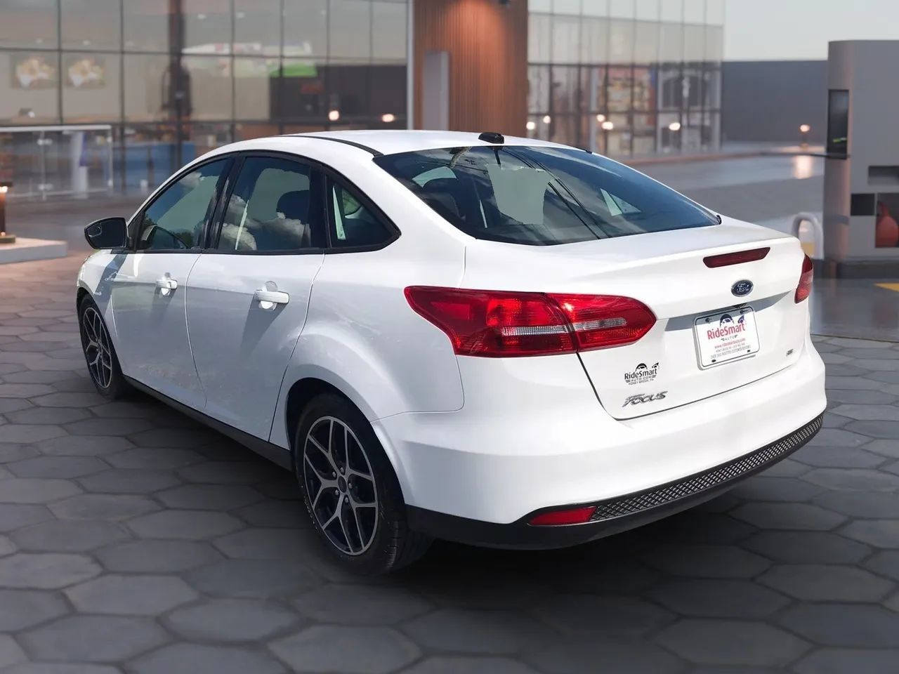 Used 2018 Ford Focus SE w/ SE Appearance Package FWD image 9