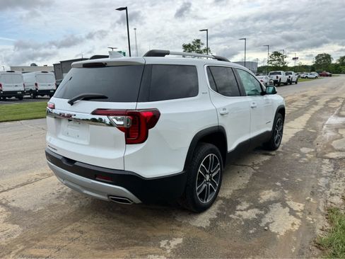 Used 2023 GMC Acadia SLT w/ Preferred Package FWD image 3