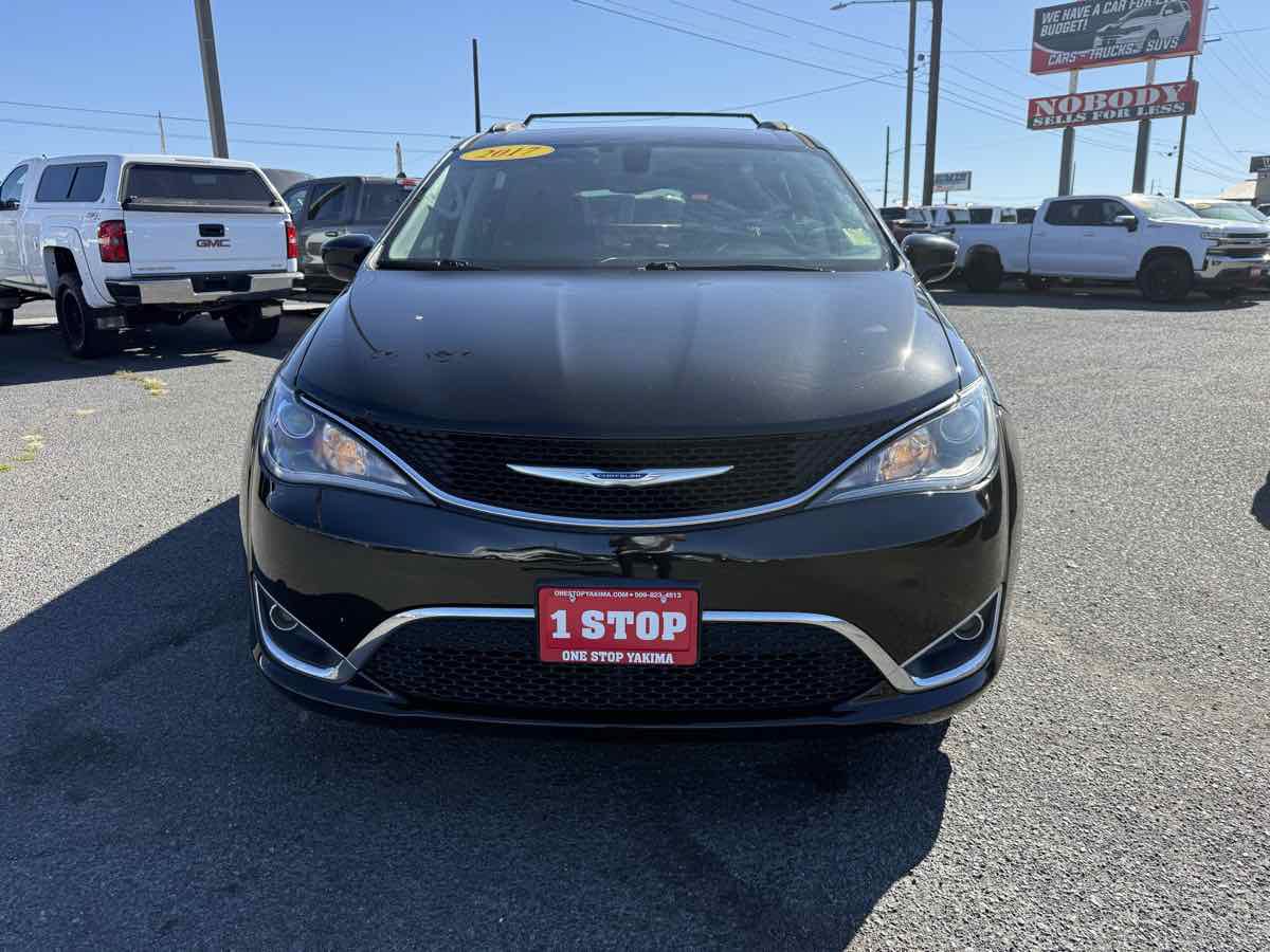 Used 2017 Chrysler Pacifica Touring-L FWD image 2
