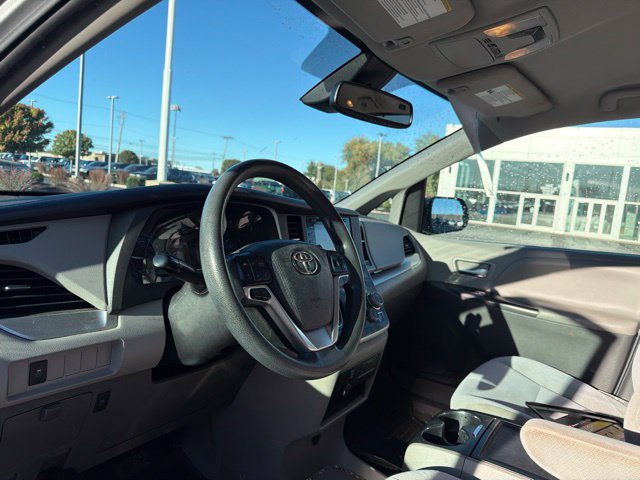 Used 2020 Toyota Sienna LE w/ LE Preferred Package FWD image 15