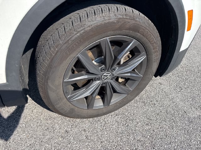 Used 2024 Volkswagen Tiguan SE AWD/4WD image 11