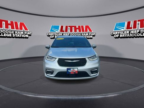Used 2023 Chrysler Pacifica Touring FWD image 3