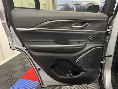 Used 2023 Jeep Grand Cherokee 4WD 4xe image 11