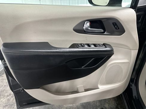 Used 2023 Chrysler Pacifica Touring-L FWD image 13