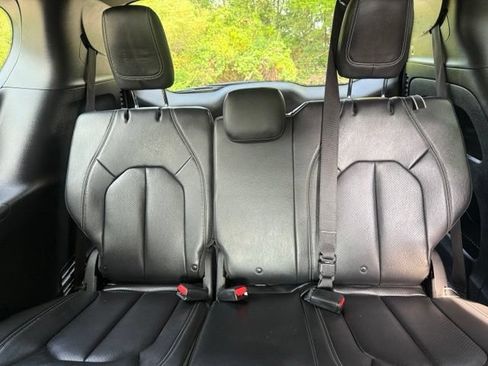 Used 2019 Chrysler Pacifica Touring-L w/ S Appearance Package FWD image 14